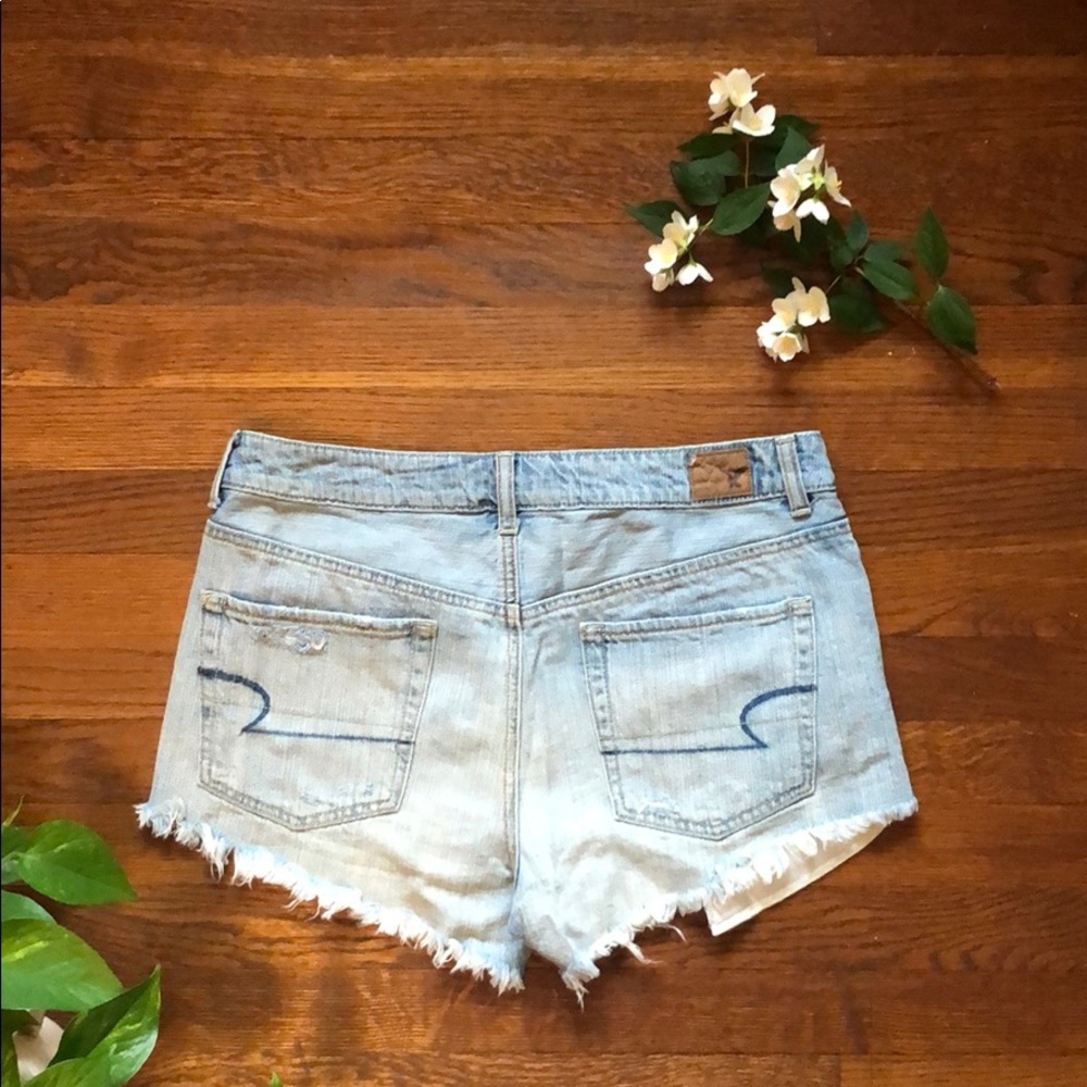 Light wash distressed denim shorts, AEO, size 10. - Picture 4 of 5